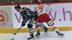 Vítkovický Lukáš Kučera se snaží u mantinelu uniknout třineckému Davidovi... Vítkovický Lukáš Kučera se snaží u mantinelu uniknout třineckému Davidovi...