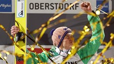 Severin Freund slaví triumf na mstku v Oberstdorfu.