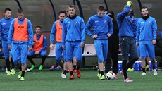 Nový trenér Vlastimil Petrela u v pondlí sledoval trénink ostravských fotbalist.