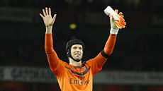 Petr Čech mává fanouškům Arsenalu poté, co překonal rekord anglické ligy v... Petr Čech mává fanouškům Arsenalu poté, co překonal rekord anglické ligy v...