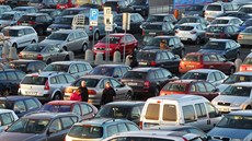 Do posledního místa jsou v těchto dnech zaplněná parkoviště u obchodních center. Do posledního místa jsou v těchto dnech zaplněná parkoviště u obchodních center.