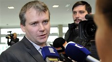 Tomáš Březina, mladší bratr lihového bosse Radka Březiny, hovoří s novináři... Tomáš Březina, mladší bratr lihového bosse Radka Březiny, hovoří s novináři...