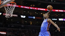 Kevin Durant z týmu Oklahoma City  zakonuje akci na ko Los Angeles Clippers,