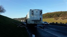 Hoící kamion s mandarinkami omezil provoz na dálnici D5 smrem na Prahu...