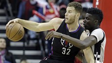 Blake Griffin (vlevo) z LA Clippers se tlaí do Clinta Capely z Houstonu.