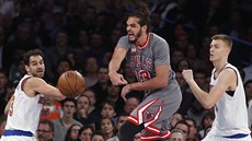 Joakim Noah (uprosted) z Chicaga se ocitl mezi Josém Calderónem (vlevo) a...