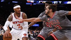 Carmelo Anthony (vlevo) z New Yorku je bránn Jimmym Butlerem (uprosted) a...