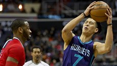 Jeremy Lin (vpravo) z Charlote si chystá útok pes Johna Walla z Washingtonu.