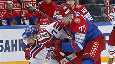 Ruský hokejista Anton Blov (77) se petlauje s eským hráem Jakubem Valským.