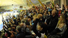 Ústecké basketbalové publikum bhem derby s Dínem.