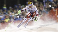 Rakouský lya Marcel Hirscher na trati slalomu v Madonn di Campiglio