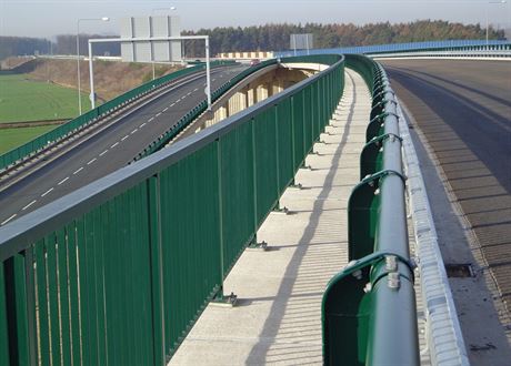 Dálnice D35 zatím koní na velké kiovatce v Opatovicích nad Labem.