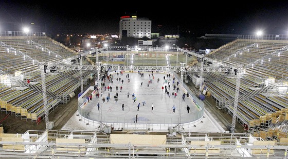 KONTROLNÍ DEN. Hokejový stadion Za Luánkami je pipraven. Ped Kometou, která...