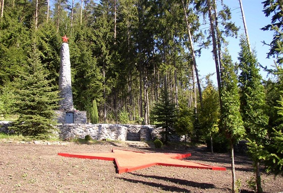 Stávající podoba památníku postaveného uprosted lesa nedaleko Vísky.