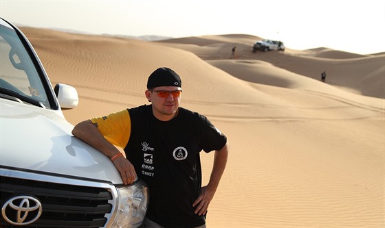 Martin Prokop s Toyotou Hilux pi tréninku na písených dunách ped Rallye...