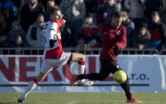 Silvestrovské fotbalové derby: Martin Müller (vlevo) ze Slavie a Radek írl ze...