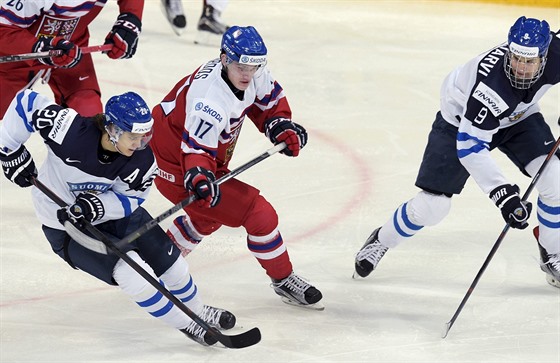 Fintí junioi Sebastian Aho (vlevo) a Jesse Puljujärvi bojují s eským hráem...