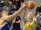 Opavský pivot Jakub Blažek (ve žlutém) se natahuje po míči spolu s ostravským... Opavský pivot Jakub Blažek (ve žlutém) se natahuje po míči spolu s ostravským...