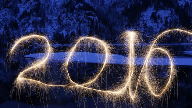 Na nov rok se chystaj i na behu Jeniseje pobl ruskho  Divnogorsku, kde slici 2016 vytvoili s pomoc prskavek (31. prosince 2015).

The numbers "2016" are written in the air with a sparkler on a bank of the Yenisei River in the Taiga district, near Divnogorsk