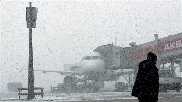 Snhov boue ochromila Atatrkovo letit v Istanbulu. (31. prosince 2015)