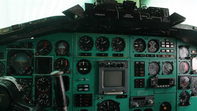 Detail pstrojov desky v naganskm letounu 1016. Ten m jet i radarovou obrazovku.
