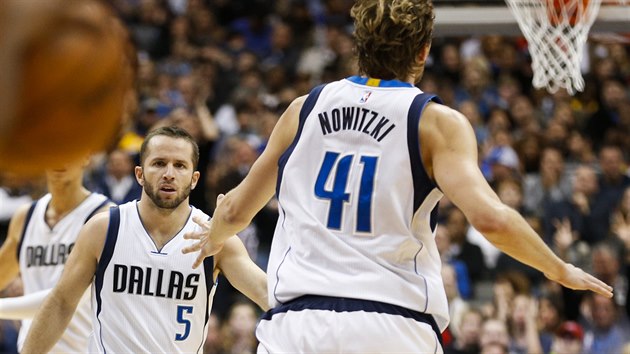 J. J. Barea (vlevo) a Dirk Nowitzki z Dallasu se raduj z koe proti Golden State.