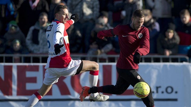 Silvestrovsk fotbalov derby: Martin Mller (vlevo) ze Slavie a Radek rl ze Sparty.