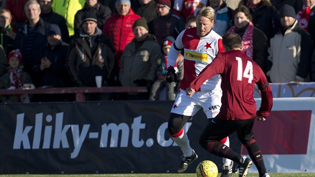 Silvestrovsk fotbalov derby: Radek Bejbl (vlevo) ze Slavie se sna ubrnit Libora Sionka ze Sparty.