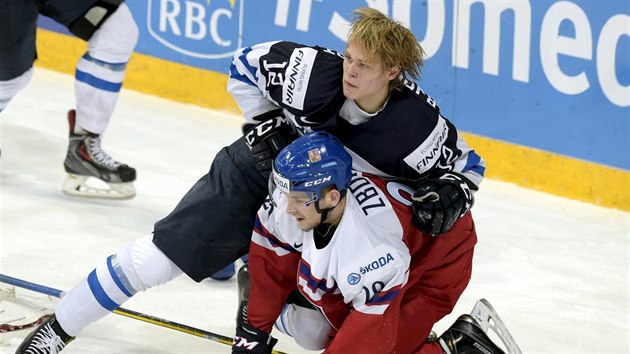 Finsk junior Kasper Bjrkqvist (nahoe) a esk mladk Jakub Zboil v souboji mimo puk.