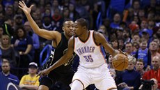 Khris Middleton (vlevo) z Milwaukee brání Kevina Duranta z Oklahoma City. Khris Middleton (vlevo) z Milwaukee brání Kevina Duranta z Oklahoma City.