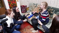 Anna Abramovová s novináři poté, co převzala dary od prezidenta Putina. Anna Abramovová s novináři poté, co převzala dary od prezidenta Putina.