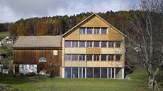 Pohled z jižní strany - vlevo je původní stodola, která odolala požáru. Pohled z jižní strany - vlevo je původní stodola, která odolala požáru.