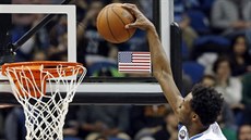 KANADSKÝ SOUBOJ. Andrew Wiggins z Minnesoty smeuje do koe Utahu, brání ho...