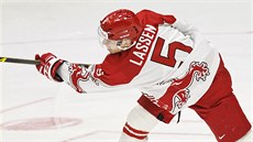 Dánský hokejový junior Mathias Lassen pekonává amerického brankáe.