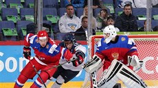 Ruský junior Ivan Provorov (vlevo) ujídí slovenskému reprezentantu Juraji...