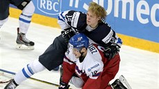 Finský junior Kasper Björkqvist (nahoe) a eský mladík Jakub Zboil v souboji...