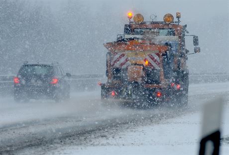 V Nmecku pak kruté mrazy zpsobily problémy na silnicích (3. ledna 2016)