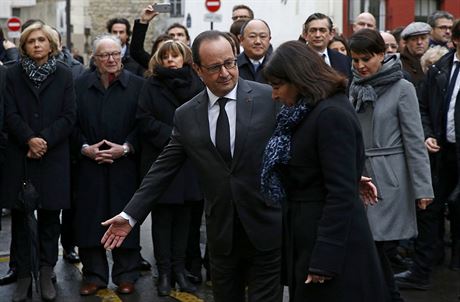 Francouzský prezident François Hollande a starostka Paíe Anne Hidalgová si...
