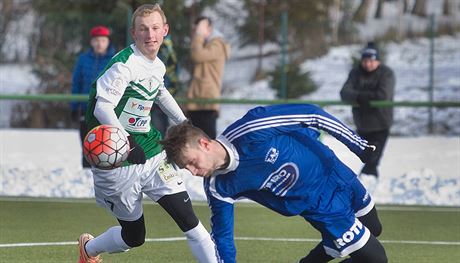 Ondej Mihálik (vlevo) z Jablonce nad Nisou v pípravném duelu proti Jablonci...