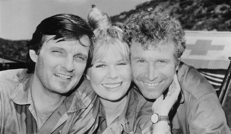 Alan Alda, Loretta Swit a Wayne Rogers pi natáení seriálu "M.A.S.H" v roce...