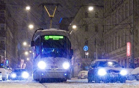 Tramvajím blokují cestu nabouraná auta nebo strené troleje. Ilustraní foto