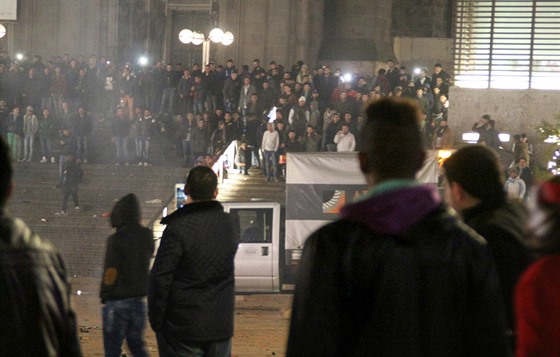 Silvestrovské oslavy ped hlavním nádraím v Kolín nad Rýnem (31. prosince...