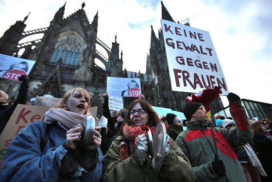 Ne násilí na enách. Demonstrace proti sexuálním útokm a rasismu v Kolín...