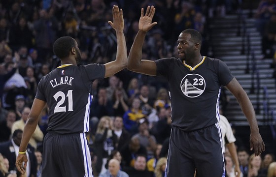 Draymond Green a Ian Clark z Golden State.