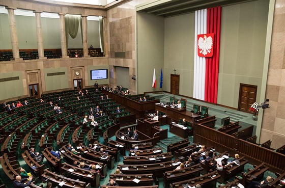 Polský parlament nyní ovládá strana Právo a spravedlnost.