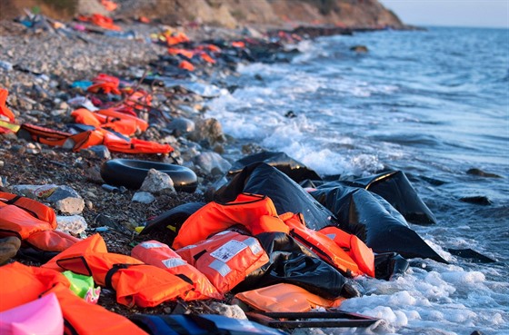 Po doplutí do ecka uprchlíci odhazují záchranné vesty na plái. Na snímku ...