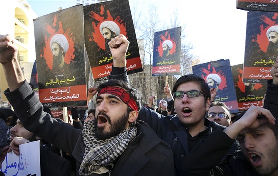 Protesty v Teheránu proti poprav Nimra Bákira al-Nimra (3. ledna 2016).