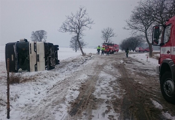 Nehoda autobusu u obce Litobo na Náchodsku (6. ledna 2016)