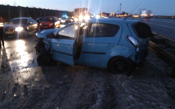 Havárie nkolika aut na zmrzlé vozovce zablokovala ráno Praský okruh nedaleko letit (8.1.2016)