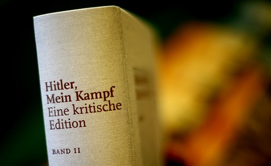 Nové vydání Hitlerova spisu Mein Kampf opatené kritickým komentáem (8. ledna...